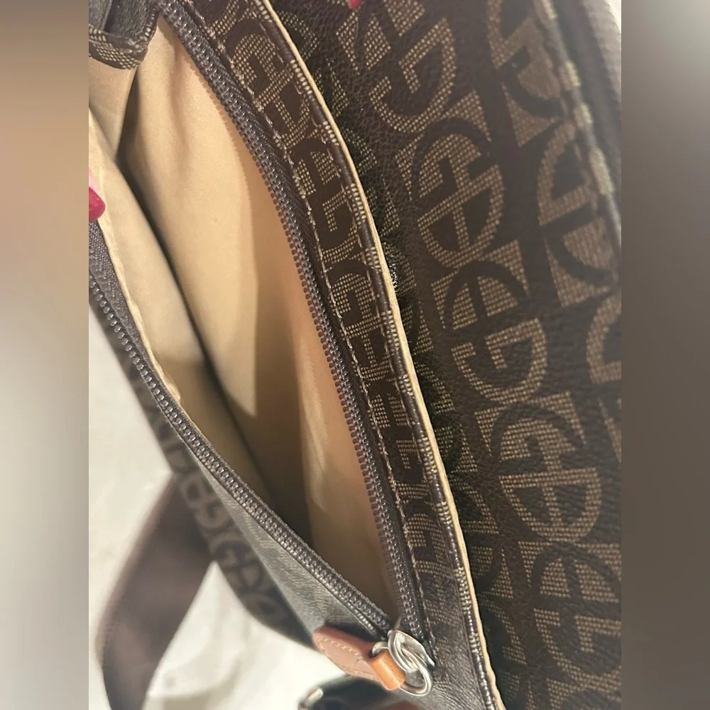 EUC Giani Bernini Block Signature Crossbody - Picture 15 of 16